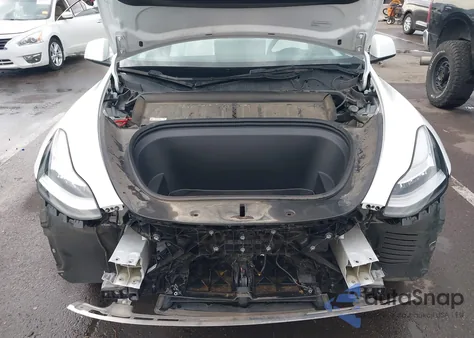 2023 Tesla Model Y Awd/Long Range Dual Motor All-Wheel Drive z USA, uszkodzony, nr VIN 7SAYGDEE9PA145270